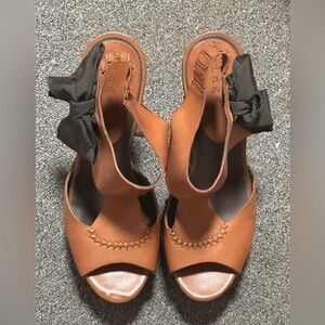 Hinge Brown chunky Heels with Black Accent size 9